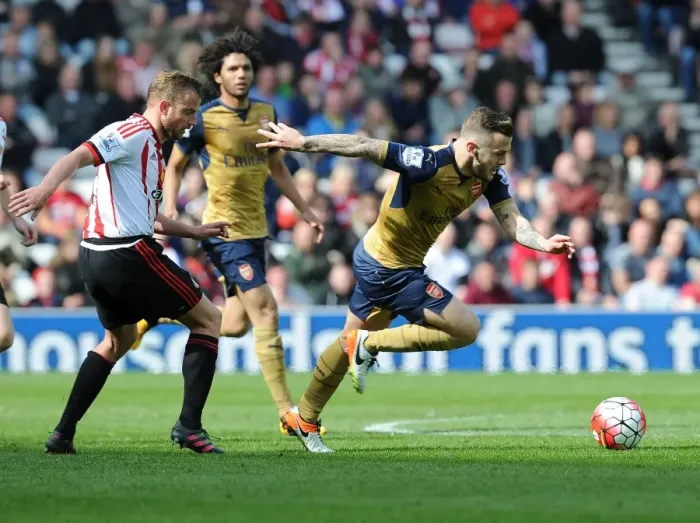 Framed Print : Arsenal's Jack Wilshere Outmaneuvers Sunderland's Lee Cattermole (April 2016)