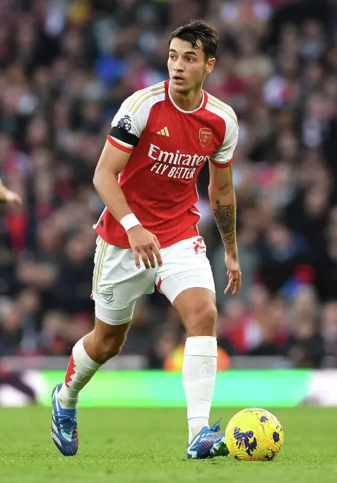 Framed Print : Arsenal's Jakub Kiwior in Action: A Premier League Battle - Arsenal vs. Sheffield United, 2023-24 Framed Print : Arsenal's Jakub Kiwior in Action: A Premier League Battle - Arsenal vs. Sheffield United, 2023-24
