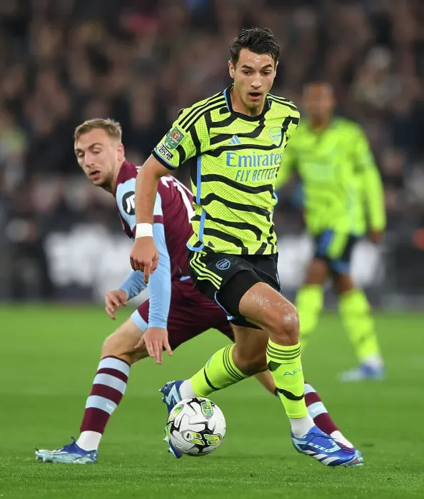 Framed Print : Arsenal's Jakub Kiwior Faces Off Against West Ham in Carabao Cup Battle