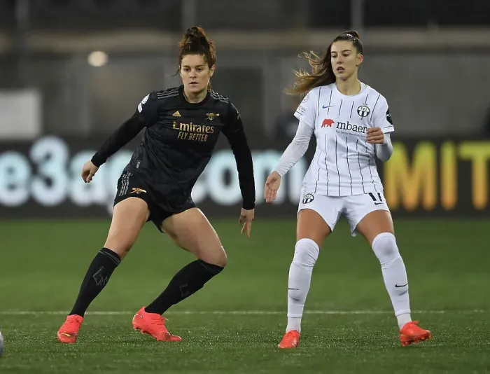 Framed Print : Arsenal's Jennifer Beattie Closes In on FC Zurich's Piubel in UEFA Champions League Clash