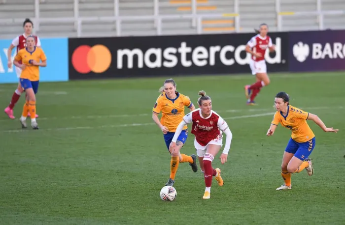 Framed Print : Arsenal's Jill Roord Battles Everton Defenders in FA WSL Clash at Meadow Park (2020-21) Framed Print : Arsenal's Jill Roord Battles Everton Defenders in FA WSL Clash at Meadow Park (2020-21)