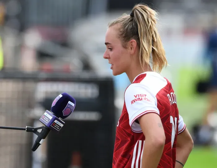 Framed Print : Arsenal's Jill Roord Discusses 1-1 Draw Against Reading in FA WSL (2020-21) Framed Print : Arsenal's Jill Roord Discusses 1-1 Draw Against Reading in FA WSL (2020-21)