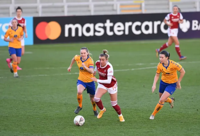 Framed Print : Arsenal's Jill Roord Fights Past Everton Defenders in FA WSL Showdown at Meadow Park (2020-21) Framed Print : Arsenal's Jill Roord Fights Past Everton Defenders in FA WSL Showdown at Meadow Park (2020-21)