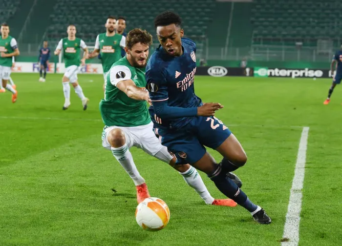 Framed Print : Arsenal's Joe Willock Breaks Past Rapid Wien's Maximilian Hofmann in Europa League Clash Framed Print : Arsenal's Joe Willock Breaks Past Rapid Wien's Maximilian Hofmann in Europa League Clash