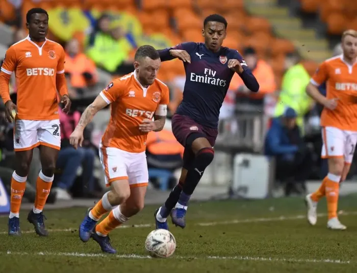 Framed Print : Arsenal's Joe Willock Clashes with Blackpool's Jay Spearing in FA Cup Third Round Framed Print : Arsenal's Joe Willock Clashes with Blackpool's Jay Spearing in FA Cup Third Round