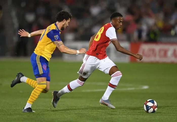 Framed Print : Arsenal's Joe Willock Clashes with Colorado Rapids Jordan Schweitzer in 2019 Pre-Season Match Framed Print : Arsenal's Joe Willock Clashes with Colorado Rapids Jordan Schweitzer in 2019 Pre-Season Match