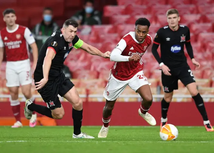 Framed Print : Arsenal's Joe Willock Clashes with Dundalk's Christopher Shields in Empty Emirates Stadium - UEFA Europa League 2020-21 Framed Print : Arsenal's Joe Willock Clashes with Dundalk's Christopher Shields in Empty Emirates Stadium - UEFA Europa League 2020-21
