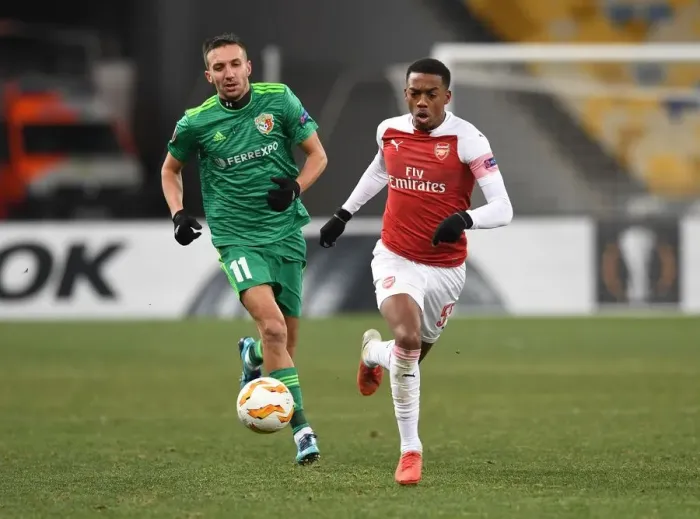 Framed Print : Arsenal's Joe Willock Clashes with Vyacheslav Sharpar in Europa League Battle Framed Print : Arsenal's Joe Willock Clashes with Vyacheslav Sharpar in Europa League Battle