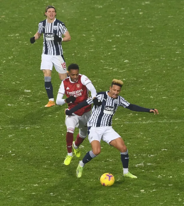 Framed Print : Arsenal's Joe Willock Clashes with West Bromwich Albion's Callum Robinson in Premier League Showdown