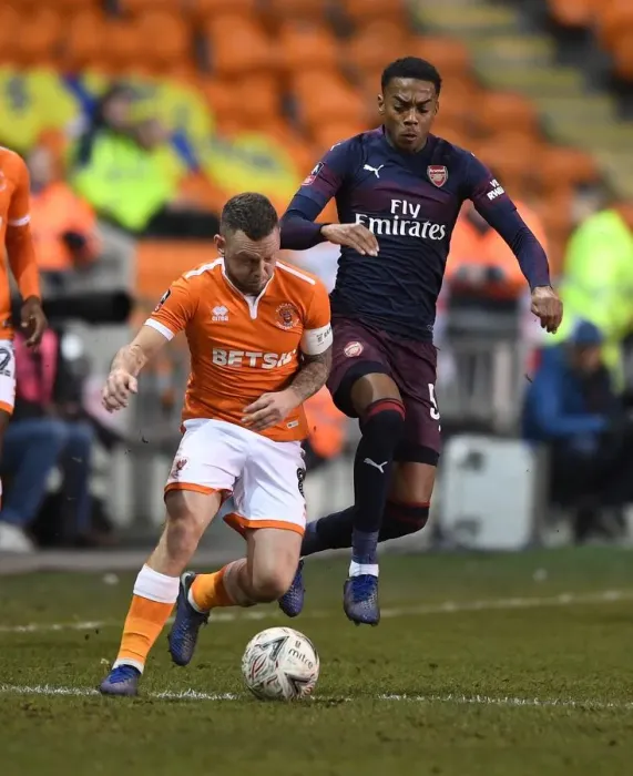 Framed Print : Arsenal's Joe Willock Faces Off Against Blackpool's Jay Spearing in FA Cup Clash
