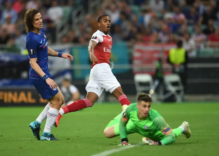 Framed Print : Arsenal's Joe Willock Faces Off Against Chelsea in Europa League Final Showdown, Baku 2019