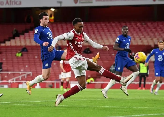 Framed Print : Arsenal's Joe Willock Faces Off Against Chelsea's Ben Chilwell in Intense Premier League Showdown