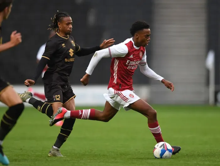 Framed Print : Arsenal's Joe Willock Faces Off Against MK Dons David Kasumu in 2020-21 Pre-Season Friendly
