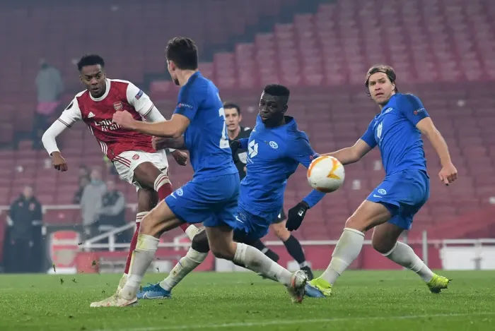 Framed Print : Arsenal's Joe Willock Faces Pressure from Molde Defenders in Europa League Clash