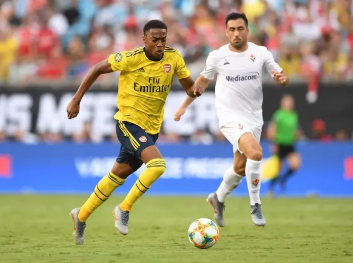 Framed Print : Arsenal's Joe Willock Goes Head-to-Head with Fiorentina's Jaime Baez in International Champions Cup Clash