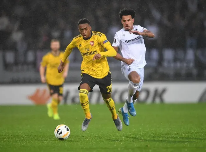 Framed Print : Arsenal's Joe Willock Goes Head-to-Head with Vitoria's Lucas Evangelista in Europa League Showdown
