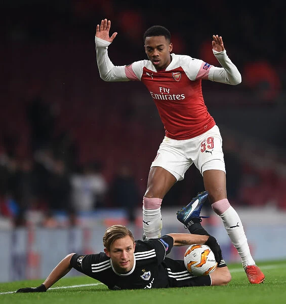 Arsenal's Joe Willock Intimidates Qarabag's Jakub Rzezniczak in Europa League Showdown