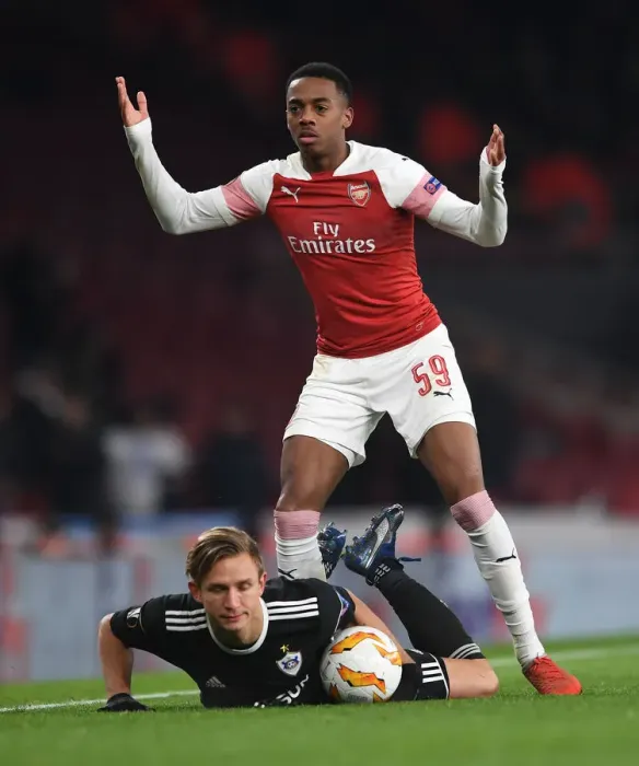 Framed Print : Arsenal's Joe Willock Intimidates Qarabag's Jakub Rzezniczak in Europa League Clash