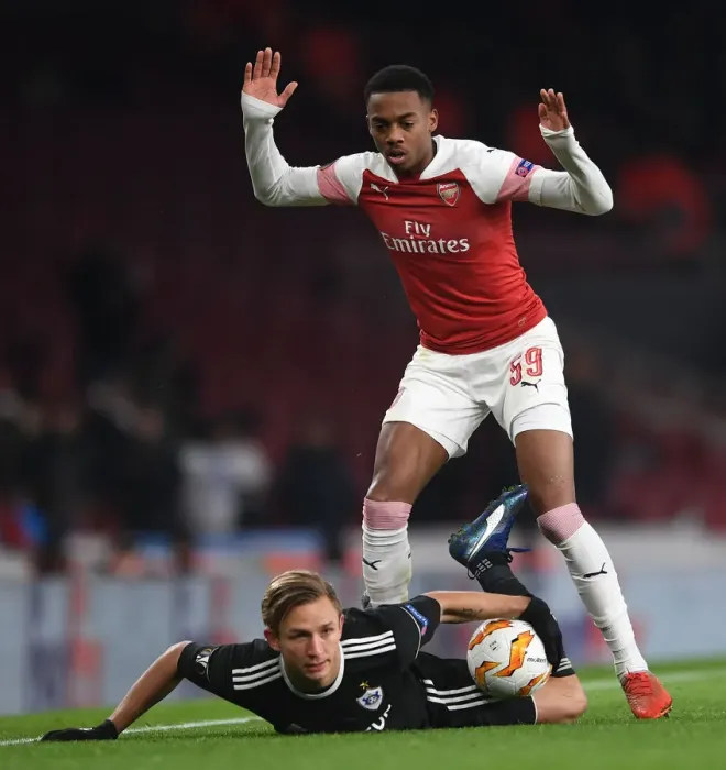 Framed Print : Arsenal's Joe Willock Intimidates Qarabag's Jakub Rzezniczak in Europa League Showdown Framed Print : Arsenal's Joe Willock Intimidates Qarabag's Jakub Rzezniczak in Europa League Showdown