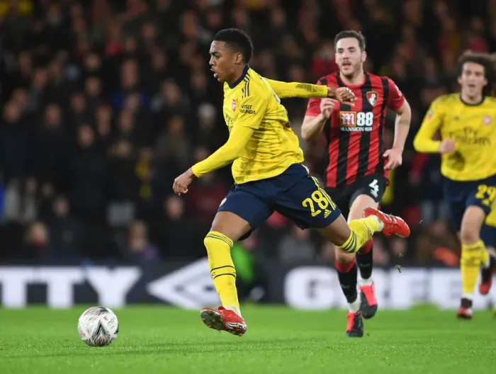 Framed Print : Arsenal's Joe Willock Outmaneuvers Bournemouth's Dan Gosling in FA Cup Clash