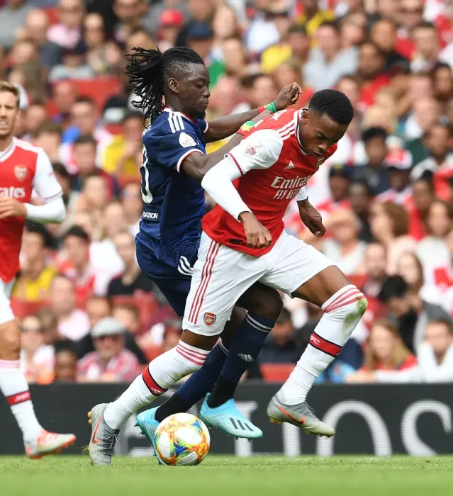 Framed Print : Arsenal's Joe Willock Outmaneuvers Lyon's Bertrand Traore at Emirates Cup