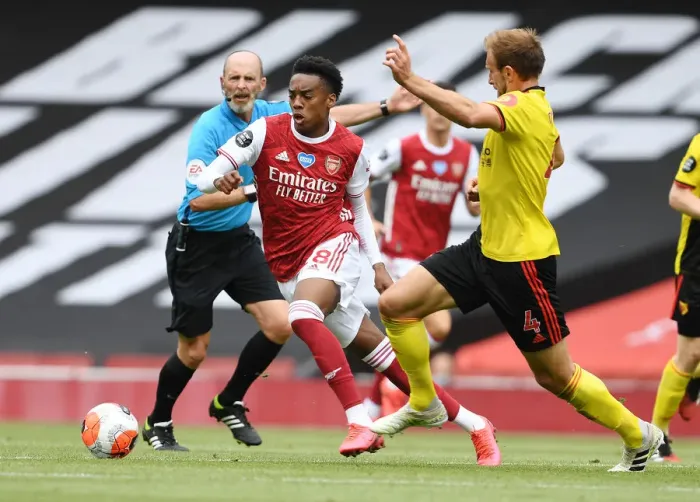 Framed Print : Arsenal's Joe Willock Outmaneuvers Watford's Craig Dawson in Premier League Clash