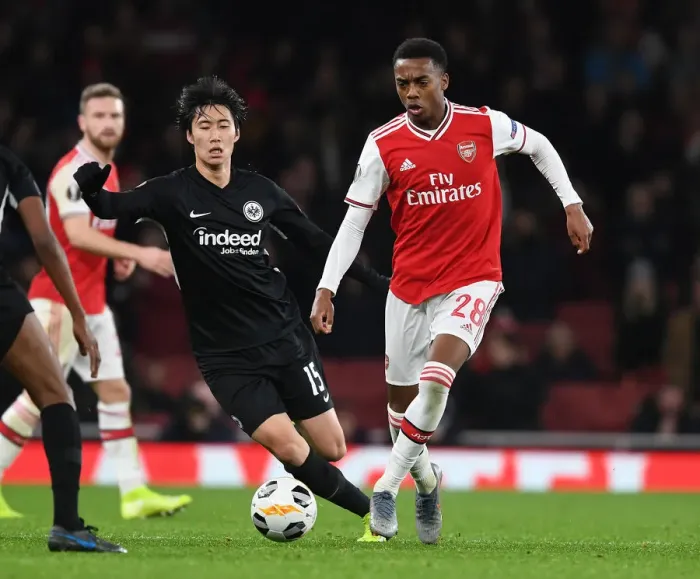 Framed Print : Arsenal's Joe Willock Outwits Makoto Hasebe: Europa League Victory Moment