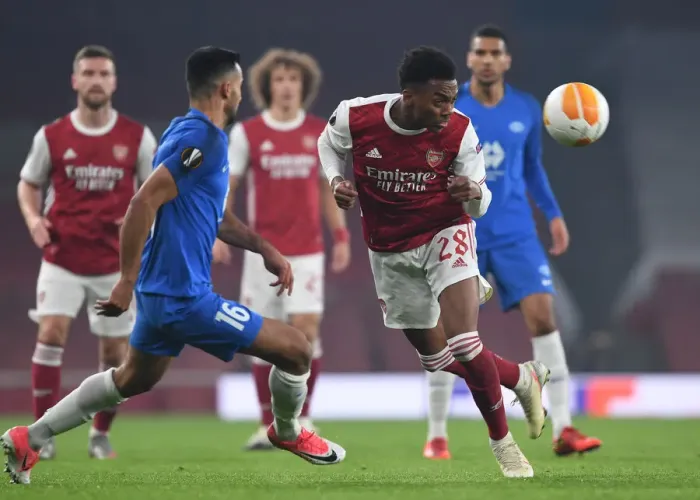 Framed Print : Arsenal's Joe Willock Scores Past Molde's Etzaz Aursnes in Europa League Clash Framed Print : Arsenal's Joe Willock Scores Past Molde's Etzaz Aursnes in Europa League Clash