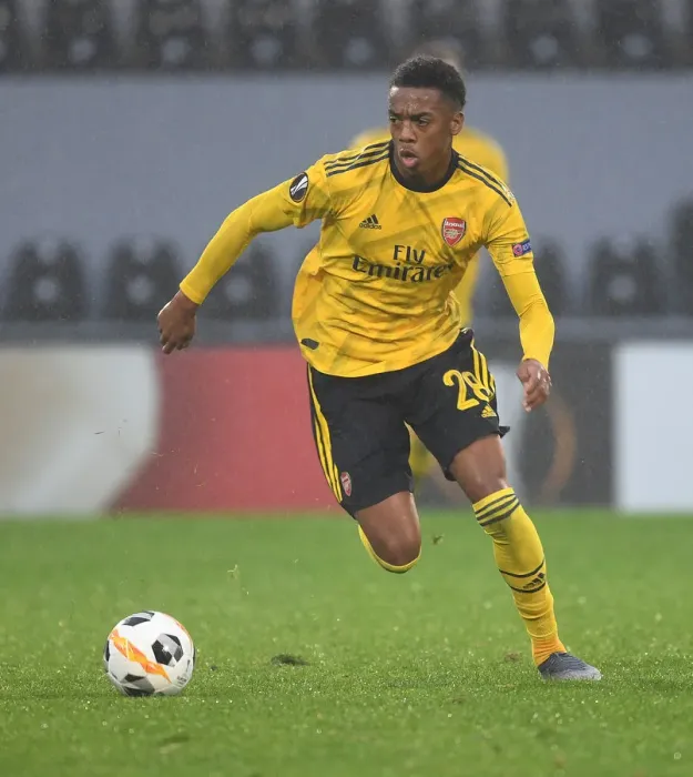 Framed Print : Arsenal's Joe Willock Shines in Europa League Clash Against Vitoria Guimaraes