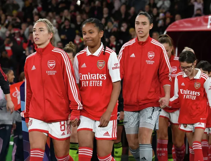 Framed Print : Arsenal's Jordan Nobbs and the Mascot: Sharing a Pre-Match Moment at Emirates Stadium (Arsenal Women vs Manchester United, 2022-23)