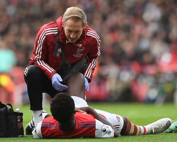 Arsenal's Jordan Reece Tends to Injured Bukayo Saka during Arsenal v Newcastle United (2021-22)