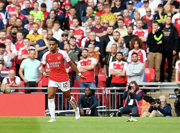 Arsenal's Jurrien Timber Scans Manchester City's Pitch at 2023-24 Community Shield