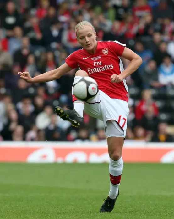 Framed Print : Arsenal's Katie Chapman Lifts FA Cup: Arsenal Ladies Triumph over Sunderland WFC (2009)