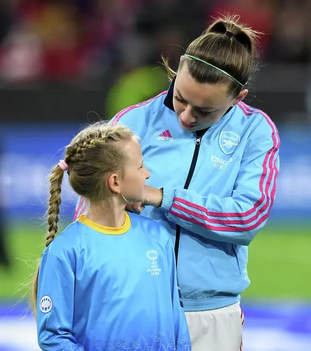 Framed Print : Arsenal's Katie McCabe Readies for Battle in UEFA Champions League Quarterfinals Against Bayern Munich
