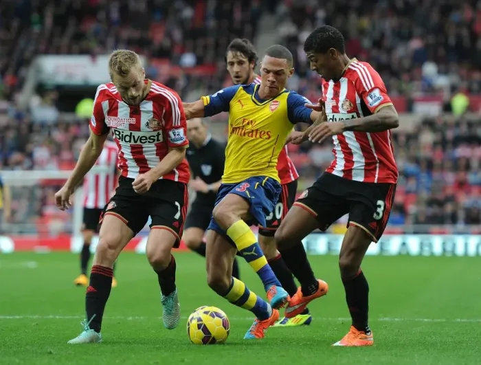 Framed Print : Arsenal's Kieran Gibbs Outmaneuvers Larsson and van Aanholt during Sunderland Clash