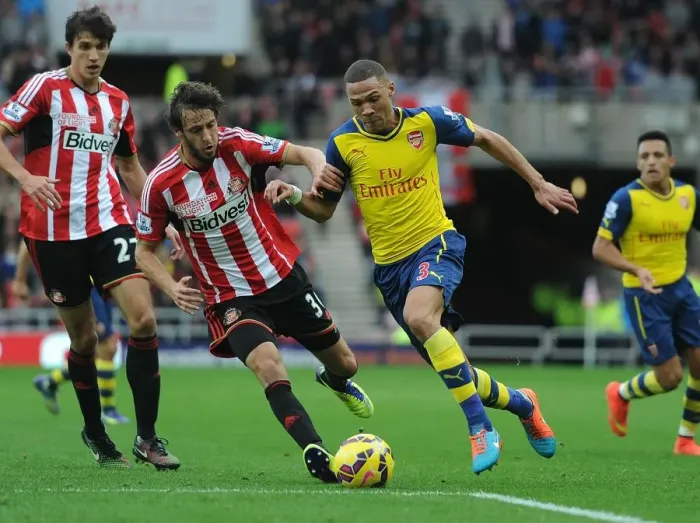 Framed Print : Arsenal's Kieran Gibbs Outmaneuvers Sunderland's Will Buckley