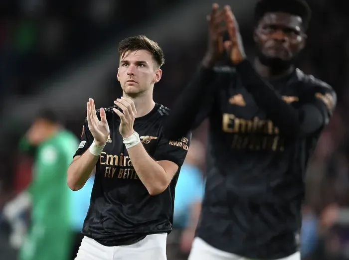 Framed Print : Arsenal's Kieran Tierney Celebrates with Fans after PSV Victory, Europa League 2022-23