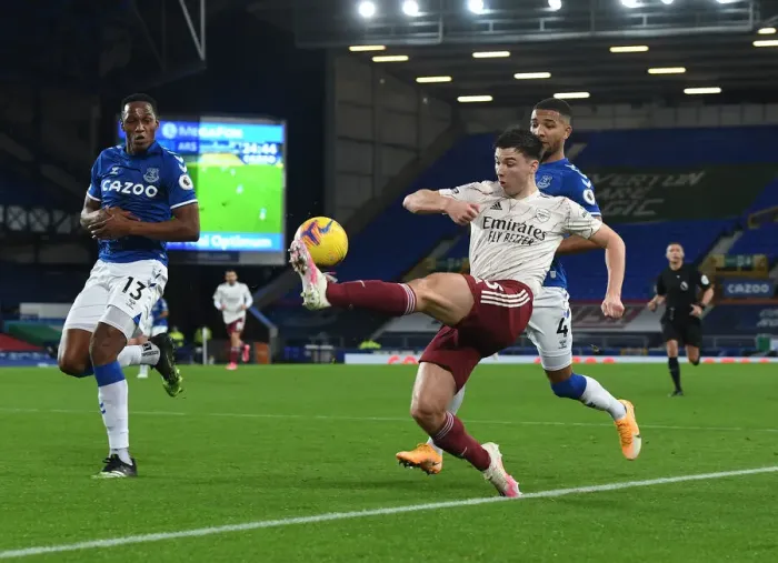 Framed Print : Arsenal's Kieran Tierney Faces Off Against Everton's Mina and Holgate in Premier League Clash