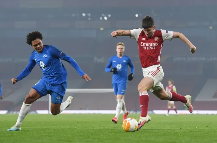 Framed Print : Arsenal's Kieran Tierney Fends Off Molde's Henry Wingo in Europa League Clash