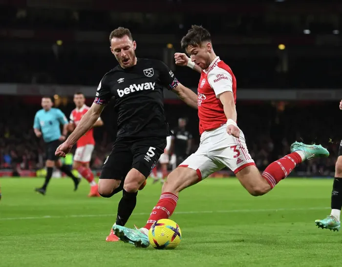 Framed Print : Arsenal's Kieran Tierney Fends Off West Ham's Vladimir Coufal in Premier League Clash