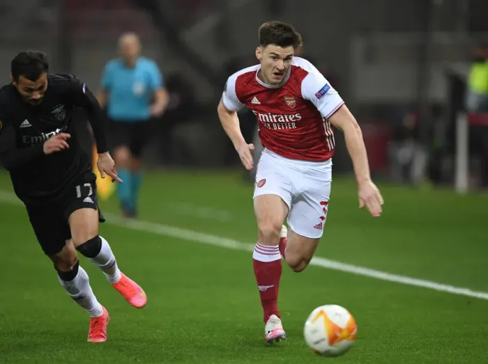 Framed Print : Arsenal's Kieran Tierney Outmaneuvers Benfica's Diogo Goncalves in Europa League Clash