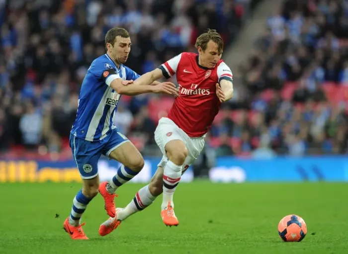 Framed Print : Arsenal's Kim Kallstrom Outmaneuvers James McArthur in FA Cup Semi-Final Showdown