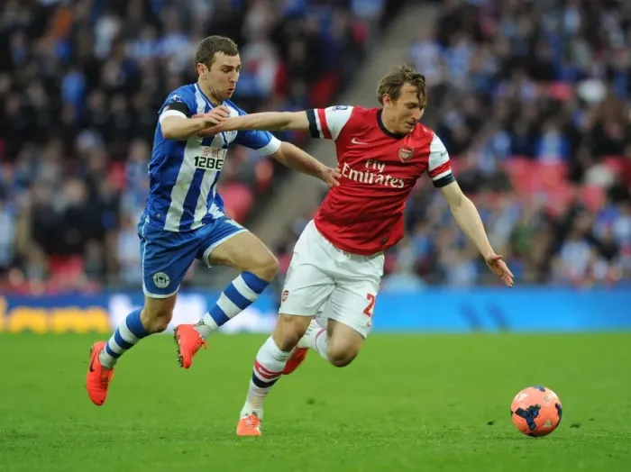 Framed Print : Arsenal's Kim Kallstrom Outmaneuvers James McArthur in FA Cup Semi-Final Showdown Framed Print : Arsenal's Kim Kallstrom Outmaneuvers James McArthur in FA Cup Semi-Final Showdown