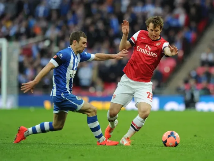 Framed Print : Arsenal's Kim Kallstrom Outmaneuvers Wigan's James McArthur in FA Cup Semi-Final Showdown