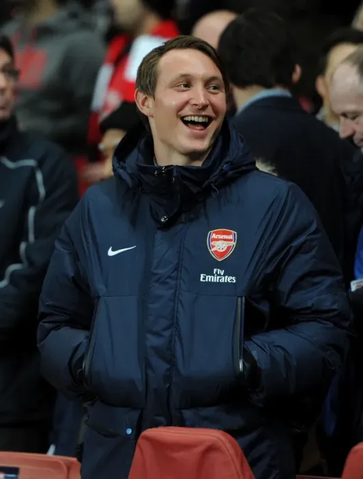 Framed Print : Arsenal's Kim Kallstrom Ready for Battle Against Bayern Munich in Champions League Framed Print : Arsenal's Kim Kallstrom Ready for Battle Against Bayern Munich in Champions League