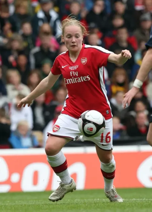 Framed Print : Arsenal's Kim Little Lifts FA Cup: Arsenal Ladies 2:1 Sunderland WFC, FA Cup Final, Pride Park, Derby, 2009 Framed Print : Arsenal's Kim Little Lifts FA Cup: Arsenal Ladies 2:1 Sunderland WFC, FA Cup Final, Pride Park, Derby, 2009