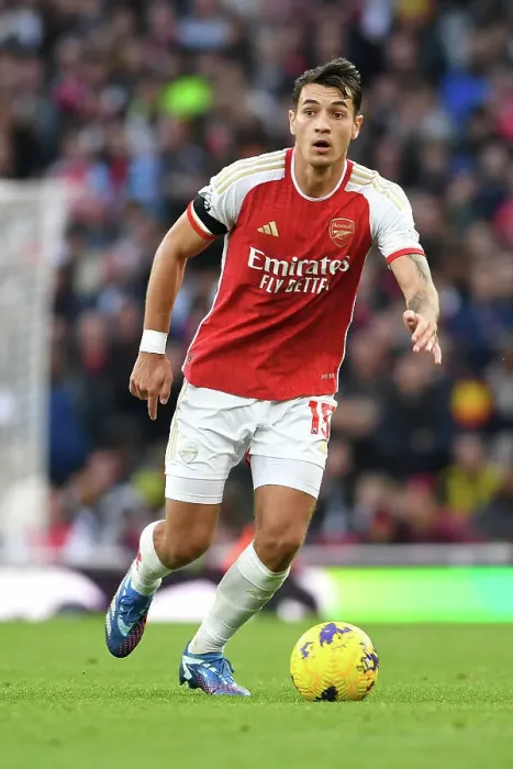 Framed Print : Arsenal's Kiwior in Action: Arsenal FC vs Sheffield United, Premier League 2023-24