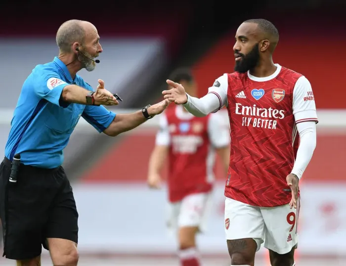 Framed Print : Arsenal's Lacazette Argues with Referee during Arsenal v Watford Clash (2019-2020) Framed Print : Arsenal's Lacazette Argues with Referee during Arsenal v Watford Clash (2019-2020)