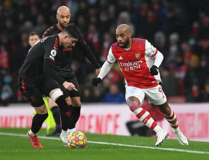 Framed Print : Arsenal's Lacazette Faces Off Against Southampton's Livermore in Premier League Clash