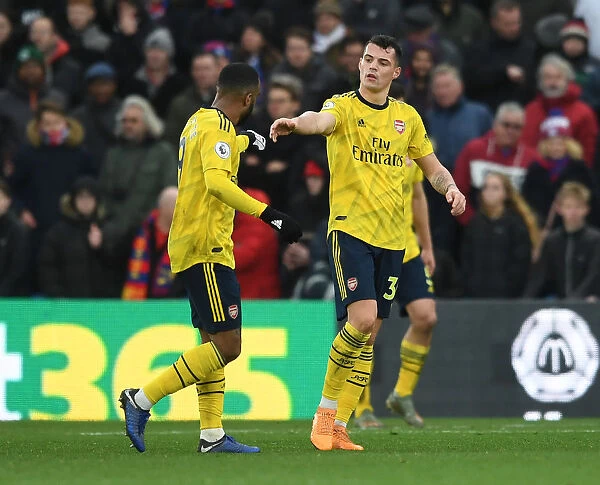 Arsenal's Lacazette Transfers Captain Armband to Xhaka vs Crystal Palace (2019-20)